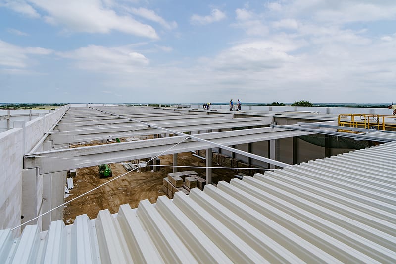 dach hali logistyczno magazynowej w trakcie prac, architektura przemysłowa łodź